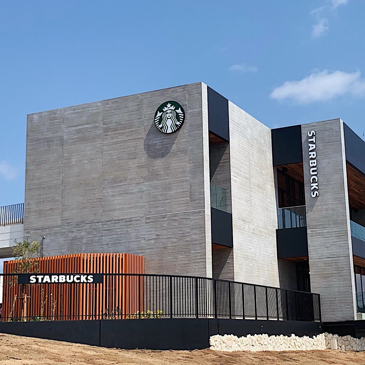 冲绳本部町店：海风里的汽车穿梭体验