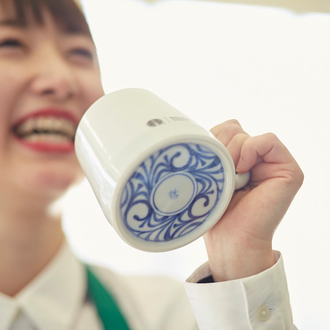 砥部烧联名：把唐草画在杯底