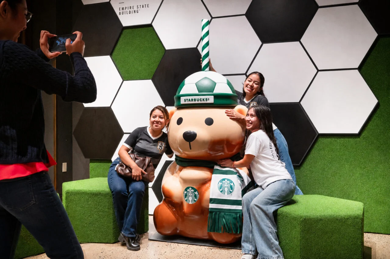 星巴克以队长袖标杯套与足球 Bearista 连接全球球迷 · 官网配图 5