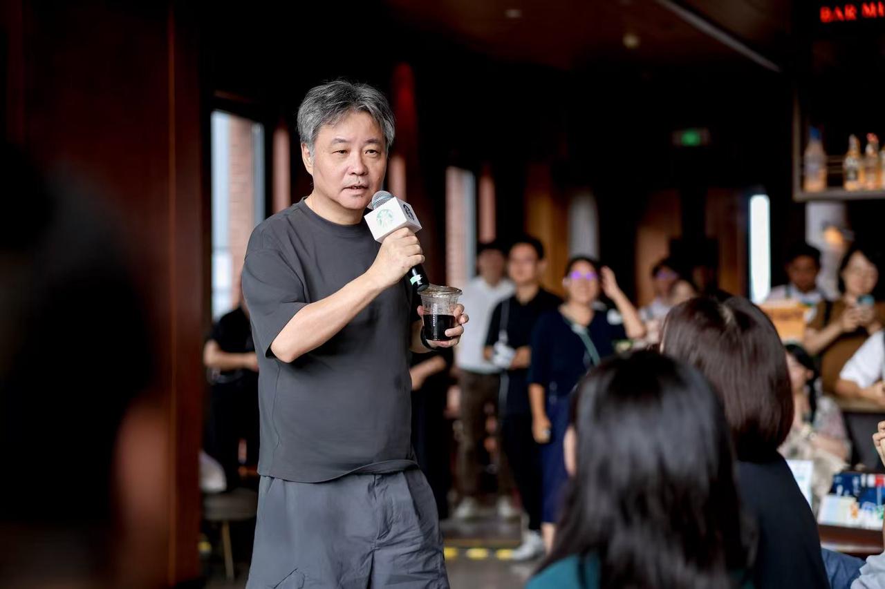 星巴克×余华：潦草读书局的空间与互动 · 图片 32
